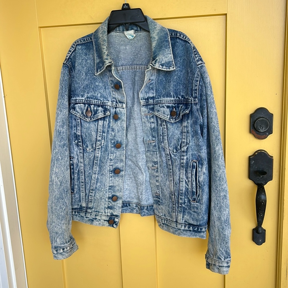 VINTAGE Jean jacket! 💕🖤⭐️